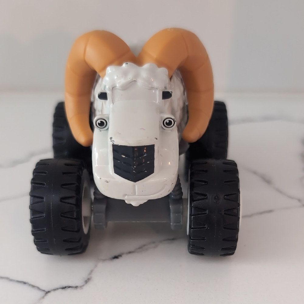 Blaze And The Monster Machines Big Horn Ram 1:64 Scale